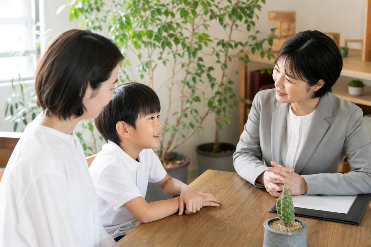 家族で相談する様子